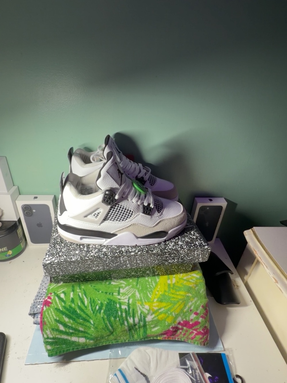 Air Jordan 4 “White Cement” 🤍🩶
Size 7